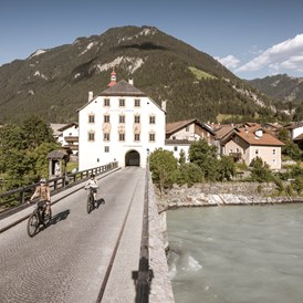 Urlaub & Essen: Turmhaus mit Innbrücke - Ferienregion Tiroler Oberland